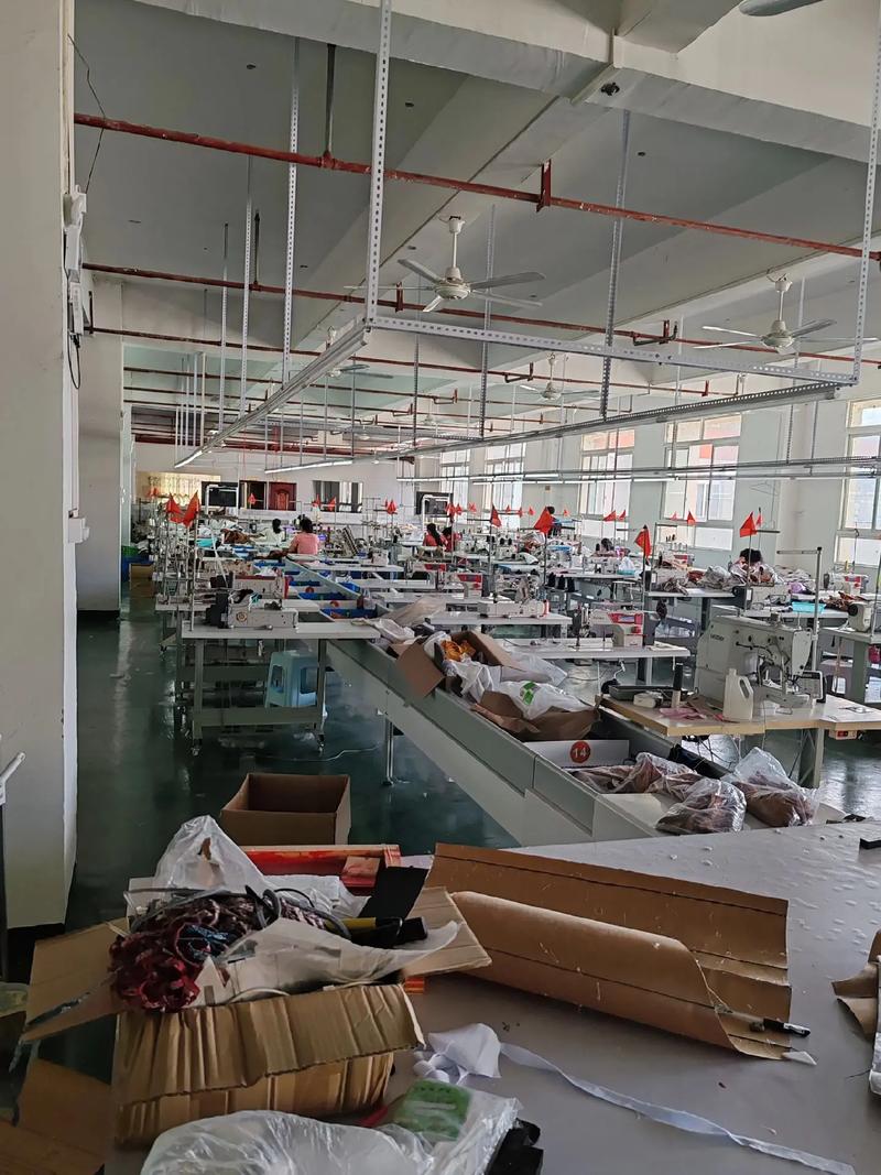 箱包厂招工: 管理一名,工资待遇4000 计件,工资在600