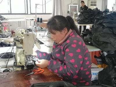 湖北领航箱包生产忙销售旺